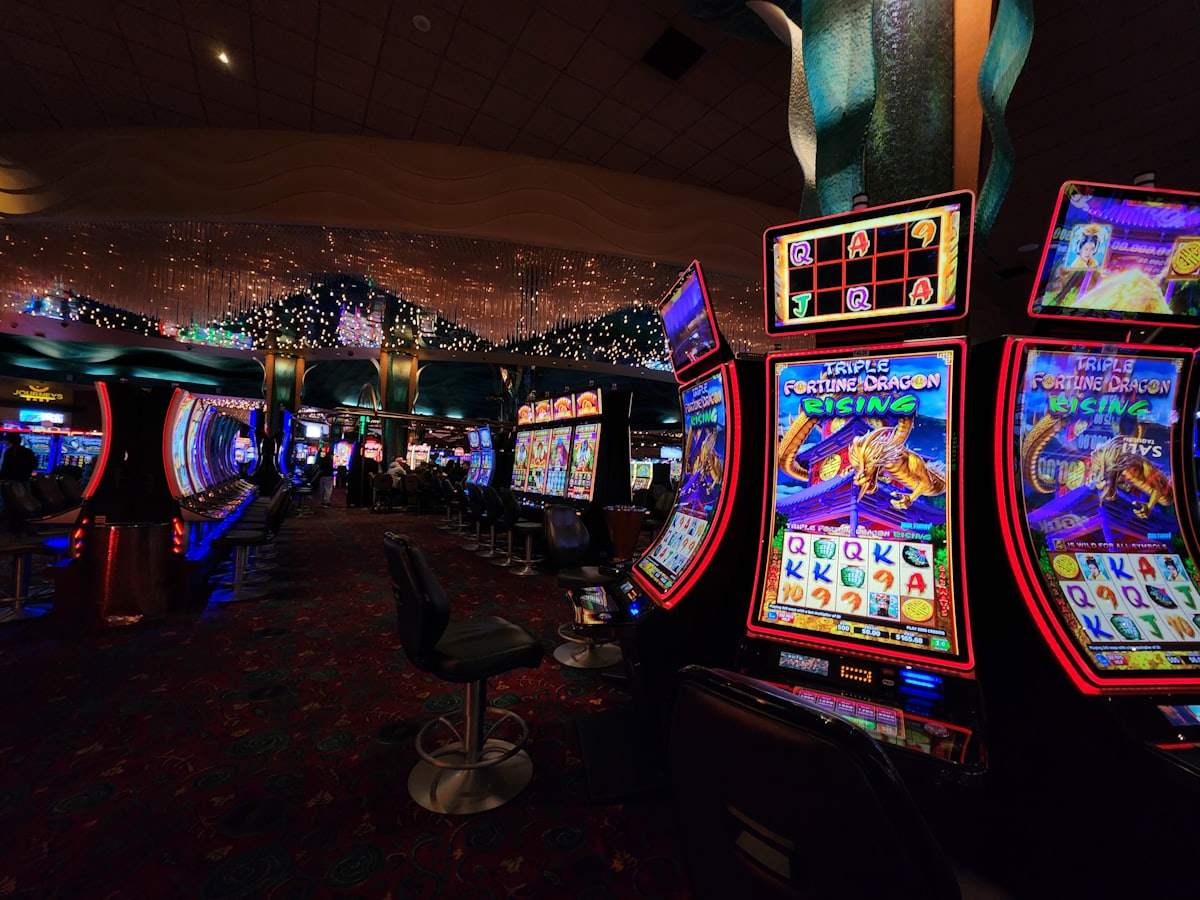 Ruang permainan dengan deretan mesin slot