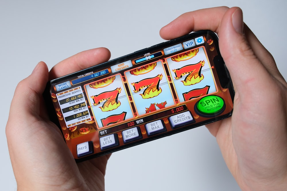 Seseorang bermain slot melalui ponsel pintar